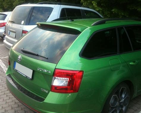 Skoda Octavia bagažinės dangčio amortizatoriaus keitimo iliustracija