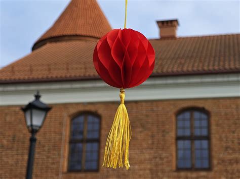 Infografika, vaizduojanti kinų žibintų gamybos etapus