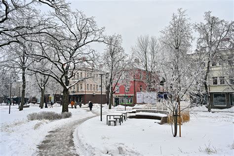 schematinis paveikslėlis, iliustruojantis saugų lenkimo manevrą ir galimas pavojingas situacijas