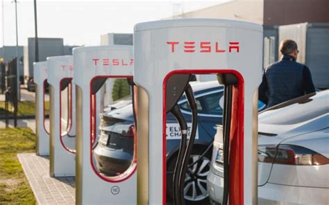 Tematinė nuotrauka su elektromobiliu ir baterija