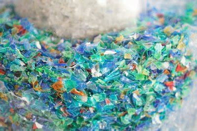 Infografika apie tai, kaip mikroplastikas iš atliekų patenka į mitybos grandinę