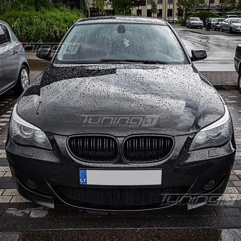 Infografika: BMW E61 garsiakalbių išdėstymo schema (priekinės durys, po sėdynėmis, galinės durys, centrinis kanalas)