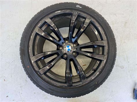 Teminis BMW automobilio ratlankio su padanga, kurioje gali būti integruotas TPMS daviklis