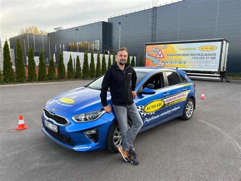 Vairavimo mokyklos automobilyje instruktorius moko mokinį