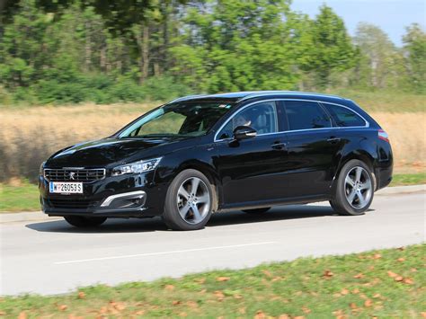 Peugeot 508 SW GT automobilio važiavimas posūkyje