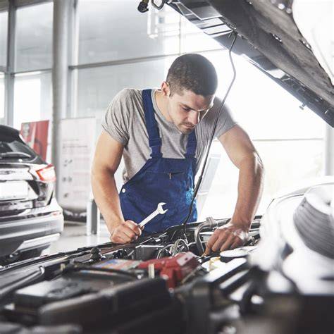 Teminė nuotrauka: mechanikas tikrina automobilį servise