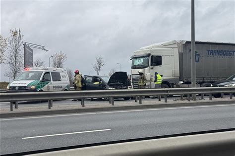 Avarijos vietoje nuolaužos ir gelbėjimo tarnybos