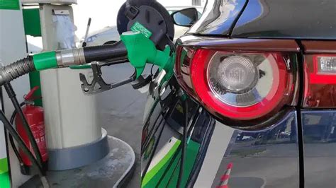 Teminė nuotrauka: degalų užpildymas įmonės automobilyje