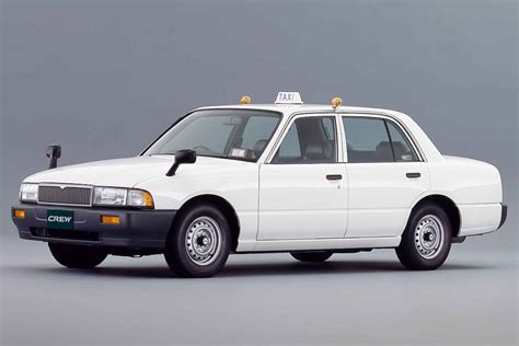 automobilis Nissan Crew sedanas