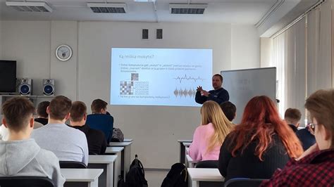 Nuotrauka: teorijos pamoka su dėstytoju ir mokiniais