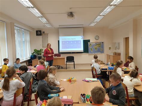 Teminė nuotrauka: besišypsantys mokiniai su instruktoriumi