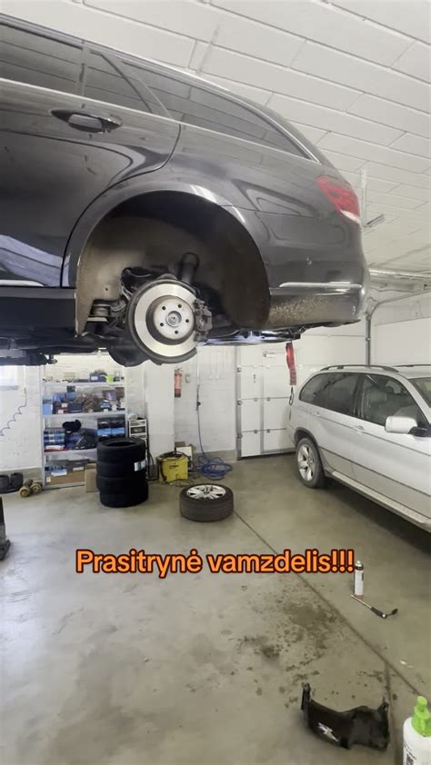 Tematinė nuotrauka, iliustruojanti automobilio pneumatinės pakabos sistemą
