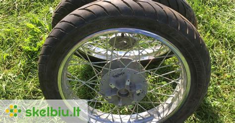 Erdvus atvaizdas, vaizduojantis motociklo padangos vožtuvą ir atsuktuvo KD5909.