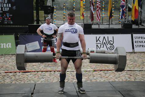 Galiūnų sportininkas verčiantis padangą