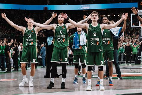 Nuotrauka, kurioje Kauno Žalgirio žaidėjai nusikirpę plaukus po pergalės Eurolygoje