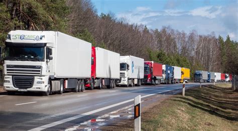 schema: vilkikų nuvertėjimo kreivė per 5 metus skirtingiems gamintojams