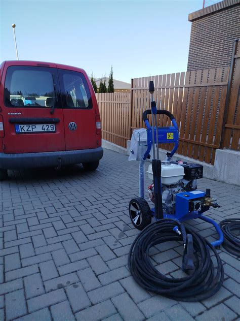 Mobilus automobilių plovimo furgonas, teikiantis paslaugas kieme