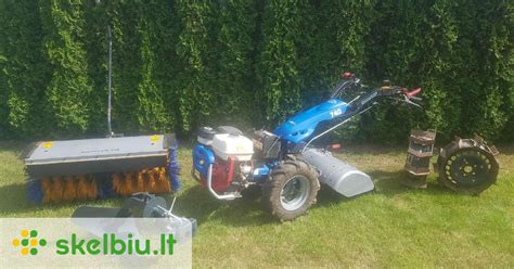 Motoblokas su prijungtu plūgu, ardamas dirvą