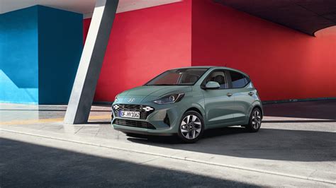 Nuotrauka, vaizduojanti „Hyundai“ automobilių modelių ekspoziciją „Fakto Auto“ salone