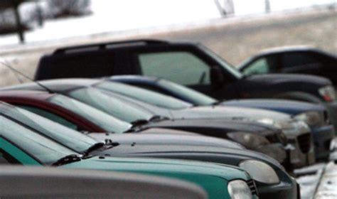 Žmogus miega automobilyje stovėjimo aikštelėje