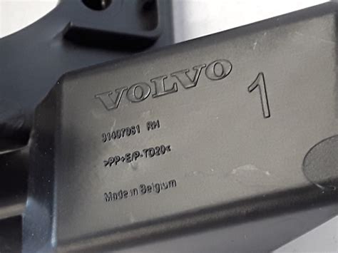 Volvo V70 priekinio žibinto išėmimo schema
