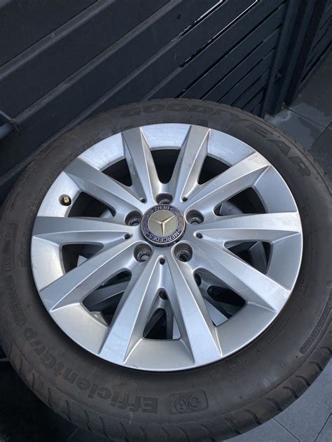 Thematic photo of Mercedes-Benz B180 with original wheel covers