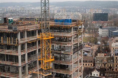 Infografika, iliustruojanti skirtingus statybos darbų tipus ir jiems reikalingą techniką