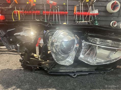 schema: pagrindinės priekinių žibintų dalys ir jų funkcijos (reflektorius, lęšis, korpusas)