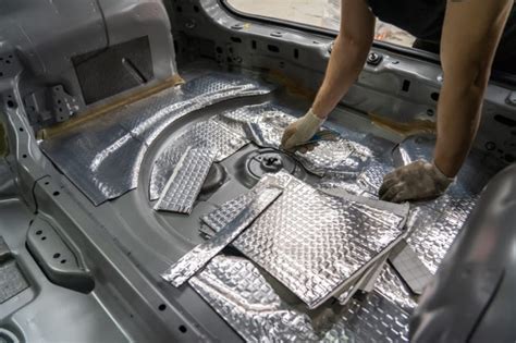 Teminis automobilio izoliacijos paveikslėlis, pabrėžiantis garso ir šilumos izoliacijos privalumus.