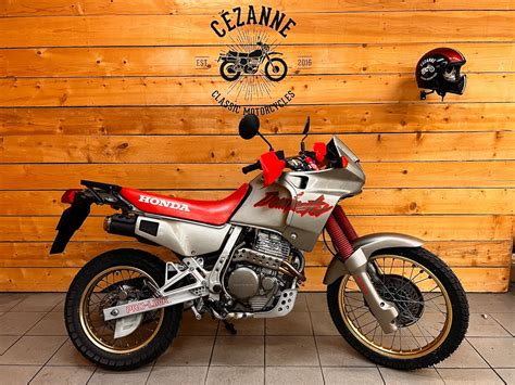 Teminis Honda NX 650 Dominator nuotrauka be jokių papildomų elementų