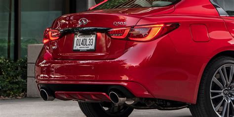 „Infiniti Q50“ sedano studijinė nuotrauka, pabrėžianti išraiškingas kėbulo linijas