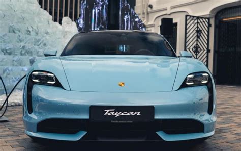 Teminė nuotrauka: Porsche Taycan, įkraunamas stotelėje