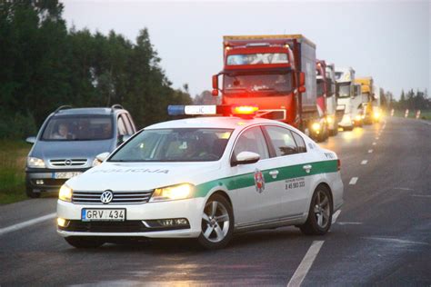 Sunkvežimio avarijos schema su nuolaužomis ir gaisru