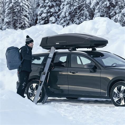 Teminė nuotrauka, vaizduojanti Volvo automobilį su įvairiais priedais gamtoje (dviračiai, stogo bagažinė)