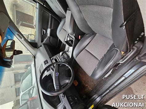 Nuotrauka, vaizduojanti Volvo paaukštintą vaikišką sėdynę, sumontuotą automobilyje