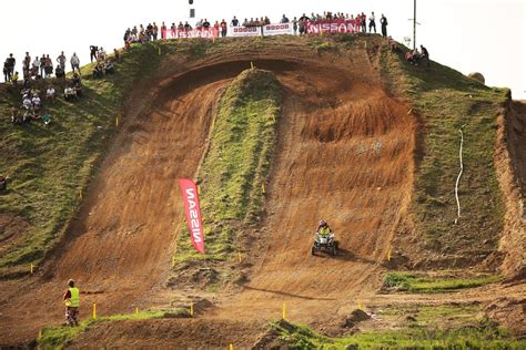 Motociklų kroso trasa su dalyviais