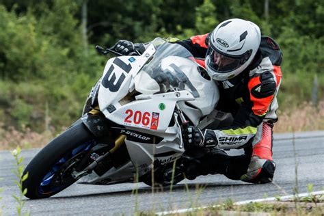 Motociklininkas su pilna ekipiruote trasoje