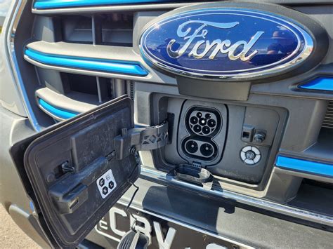 Ford E-Transit įkrovimo stotelėje