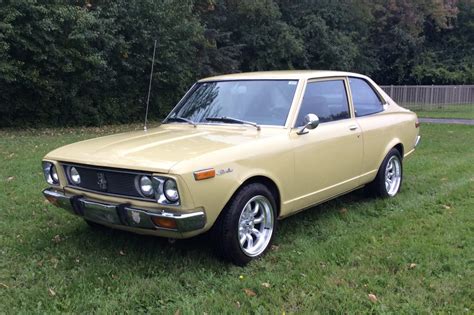 Klasikinė Toyota Carina nuotrauka