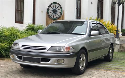 Toyota Carina variklio skyriaus nuotrauka