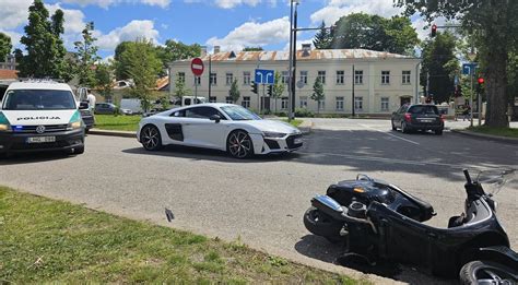 Tematinė nuotrauka: vaizdingas Kipro kelias su motoroleriu