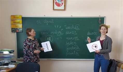 Mokiniai mokosi anglų kalbos su mokytoja