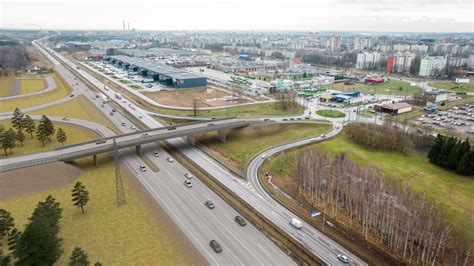 Vizualizacija: schematiškas sugriuvusio A-10 greitkelio viaduko vaizdas Genujoje, rodantis nukritusios dalies mastą ir jos poveikį žemiau esantiems pastatams ir geležinkeliui.