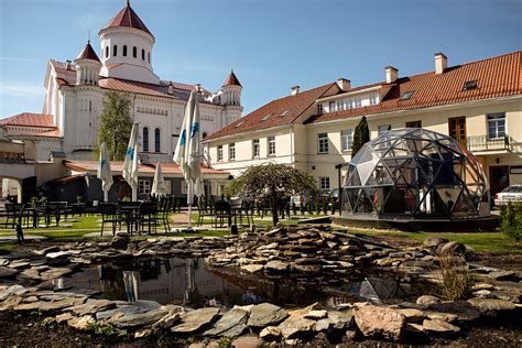 Tematinė nuotrauka, vaizduojanti skirtingus viešbučio kambarių tipus su aprašymais