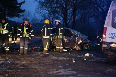 Teminė nuotrauka su automobilio avarija kelyje
