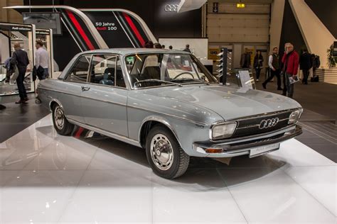 Infografika apie Audi 100 C1 modelio charakteristikas
