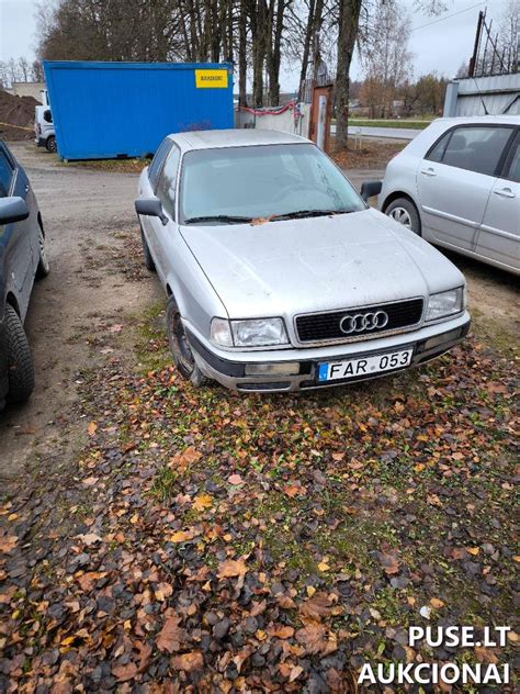Nuotrauka: Audi 100 automobilis, pertvarkytas į mobilią pirtį
