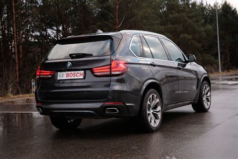 Mechanikas apžiūri naudoto BMW X5 variklį