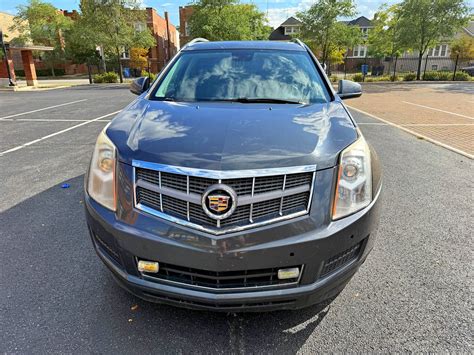 Cadillac SRX priekinė dalis su masyviais žibintais ir grotelėmis
