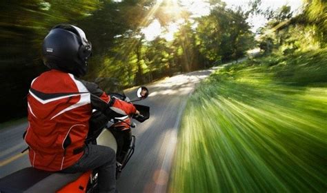 Tematinė nuotrauka: motociklininkas, naudojantis navigaciją